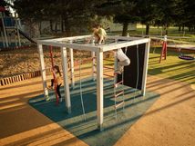 Climbing and balancing element
